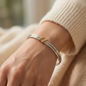 Elegante brazalete minimalista de doble capa de acero inoxidable en tonos plata y oro
