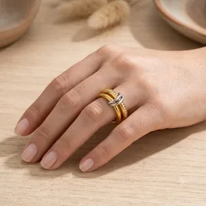 Mehrlagiger geometrischer Edelstahlring mit 18 Karat Vergoldung und Pavé-Detail