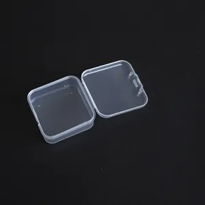 Vue rapprochée d'une boîte de rangement carrée de 4 cm en plastique PP transparent
