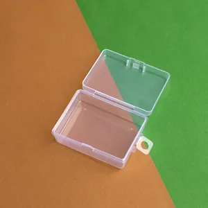 Detailaufnahme einer kleinen transparenten PP-Kunststoffbox mit Aufhängung.