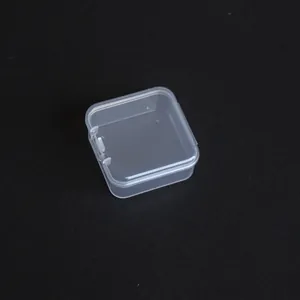 Vue rapprochée d'une petite boîte de rangement carrée en plastique PP transparent