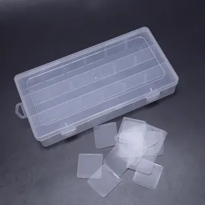 Vue détaillée de la boîte de rangement en plastique transparent à 18 compartiments