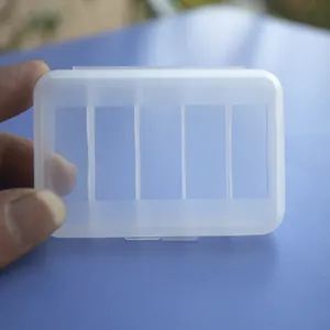 Vista detallada de una caja de almacenamiento de plástico PP transparente con 5 compartimentos.