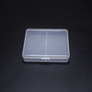 Primo piano della scatola in plastica PP traslucida con 2 scomparti per piccoli oggetti