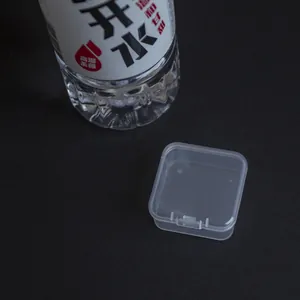 Gros plan d'une petite boîte de rangement carrée transparente de 4 cm en plastique PP à rabat