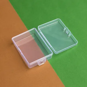 Detail einer offenen transparenten PP-Kunststoffbox mit Scharnier und Verschluss.