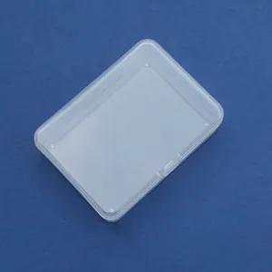 Vista dettagliata di una scatola portaoggetti rettangolare in plastica PP trasparente con chiusura