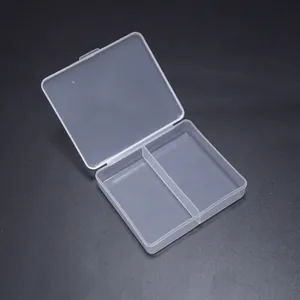 Vista dettagliata di una scatola in plastica PP semitrasparente con 2 scomparti.