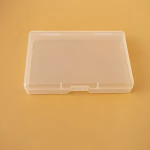 Detailansicht des Schnappverschlusses einer 10 cm langen transparenten PP-Kunststoffbox