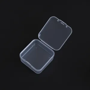 Gros plan d'une boîte de rangement carrée en plastique PP transparent avec couvercle.