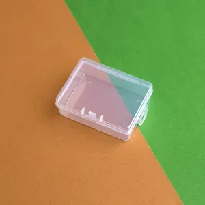 Detailansicht einer kleinen transparenten PP-Kunststoff-Aufbewahrungsbox für Clips.