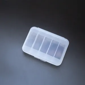 Vista detallada de una caja de almacenamiento de plástico PP transparente de 5 compartimentos