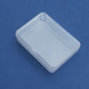 Vista dettagliata di una scatola rettangolare in plastica PP trasparente con coperchio incernierato
