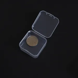 Vue détaillée d'une petite boîte de rangement carrée en plastique transparent ouvert
