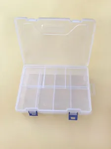 Vista detallada de la caja organizadora de plástico transparente de 8 compartimentos azul