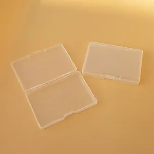 Drei 10cm rechteckige transparente PP-Kunststoff-Aufbewahrungsboxen auf gelbem Hintergrund