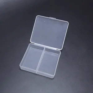 Dettaglio di una scatola in plastica PP trasparente a 2 scomparti con coperchio aperto