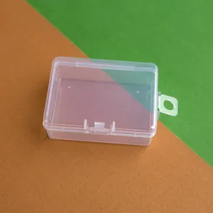Detail einer kleinen transparenten PP-Aufbewahrungsbox mit Aufhängeschlaufe für Kleinteile.