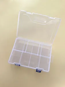 Detalle de caja de almacenamiento de plástico PP transparente con 8 celdas