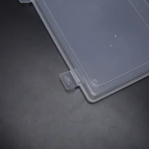Detaillierte Makroansicht des Verschlusses einer transparenten PP-Kunststoff-Aufbewahrungsbox