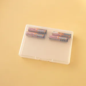 Detailansicht einer 10 cm langen, transparenten PP-Kunststoffbox mit vier AAA-Batterien
