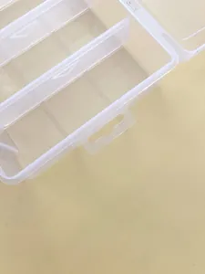 Detalle de caja de almacenamiento de plástico transparente con compartimentos ajustables