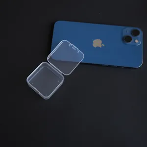 Vue détaillée d'une petite boîte carrée en plastique PP transparent pour les bijoux