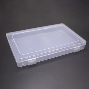 Detailansicht einer transparenten rechteckigen PP-Kunststoffbox mit sicherem Verschluss.
