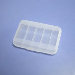 Vista detallada de una caja de plástico traslúcido con 5 compartimentos para piezas