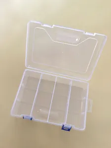 Vista detallada de caja de plástico PP transparente con 8 compartimentos y divisores