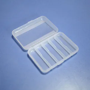Vista detallada de la caja de almacenamiento de plástico transparente con 5 celdas