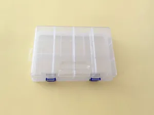 Vista detallada de la caja de plástico transparente de 8 rejillas con cierres azules