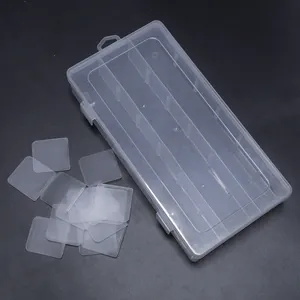 Vue détaillée d'une boîte de rangement en plastique transparent à 18 compartiments