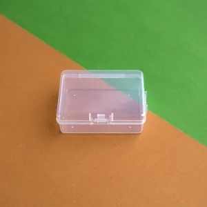 Detailansicht einer transparenten rechteckigen PP-Kunststoffbox mit sicherem Schnappverschluss