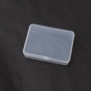 Vista dettagliata di una scatola rettangolare trasparente in plastica PP per cancelleria.