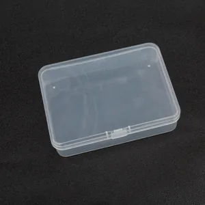 Vista ravvicinata di una scatola rettangolare in plastica PP trasparente con chiusura.
