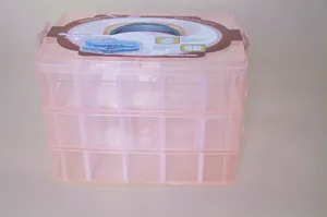 Vista detallada de los niveles y compartimentos de la caja de almacenamiento rosa