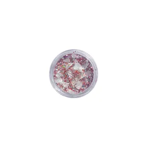 Bovenaanzicht van rode nail art glitters met iriserende schelpvlokken in een potje