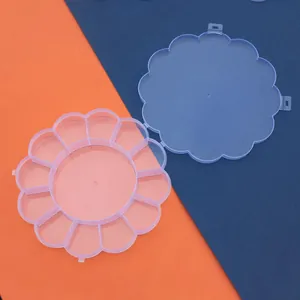 Vista superior de caja de plástico transparente en forma de flor con 13 compartimentos