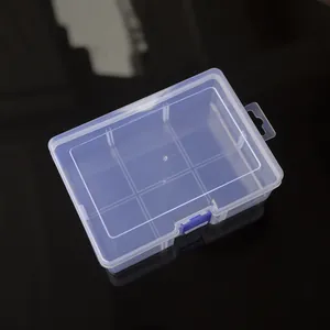 Vista de detalle de la caja de plástico transparente con 6 compartimentos y cierre