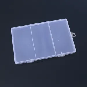 Vista detallada de una caja de almacenamiento rectangular de plástico PP con 3 divisiones