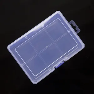 Detalle macro que muestra los 6 compartimentos y el cierre azul de la caja de plástico.