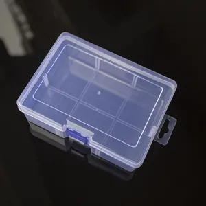 Vista detallada de una caja de plástico transparente de 6 compartimentos con cierre azul