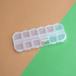 Vista superior de una caja de almacenamiento de plástico transparente de 12 celdas