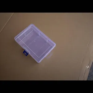 Vista detallada de caja de plástico transparente de 6 compartimentos con cierre azul