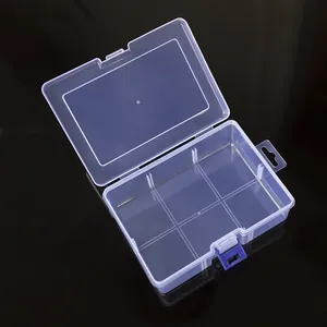 Detalle de una caja organizadora de plástico transparente de 6 rejillas con cierre azul