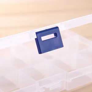 Detailansicht des blauen Kunststoffverschlusses einer transparenten 15-Fach-Box.