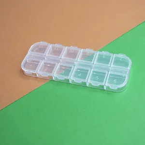 Vista detallada de la caja de plástico de 12 compartimentos con tapas numeradas