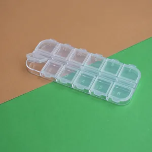 Detalle de la caja de almacenamiento transparente de 12 compartimentos con tapas