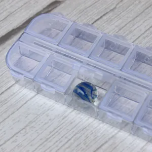 Caja de almacenamiento de plástico transparente de 12 rejillas con tapas individuales para joyas